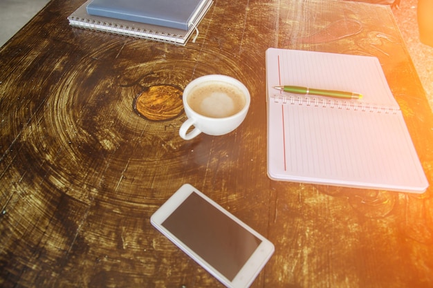 Notatki i kubek kawy